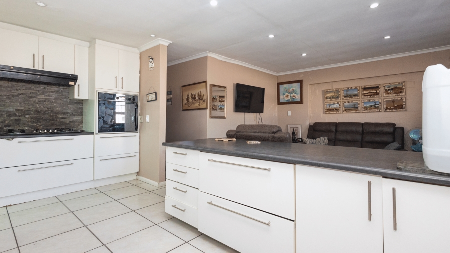3 Bedroom Property for Sale in Peerless Park North Western Cape